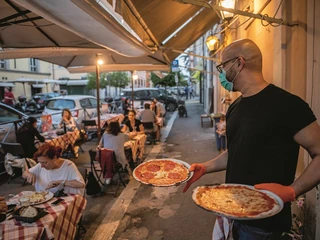 Lokale gastronomiczne otwierają się na nowo, ale jednocześnie utrzymały oferty na wynos, bo część klientów nadal nie chce wychodzić do restauracji