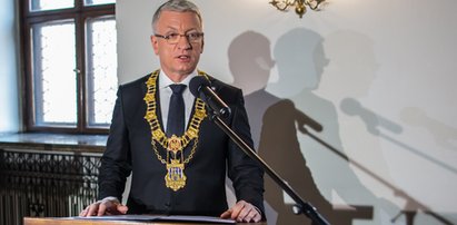 Co za rozrzutność! Rozdali prawie 26 mln zł tylko swoim!