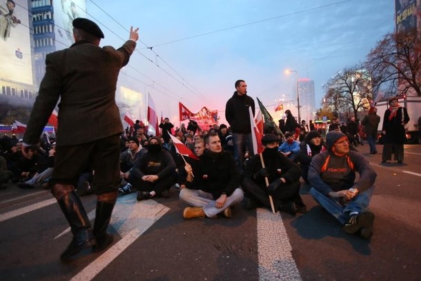 Marsz Niepodległości uczestnicy siedzą czekają