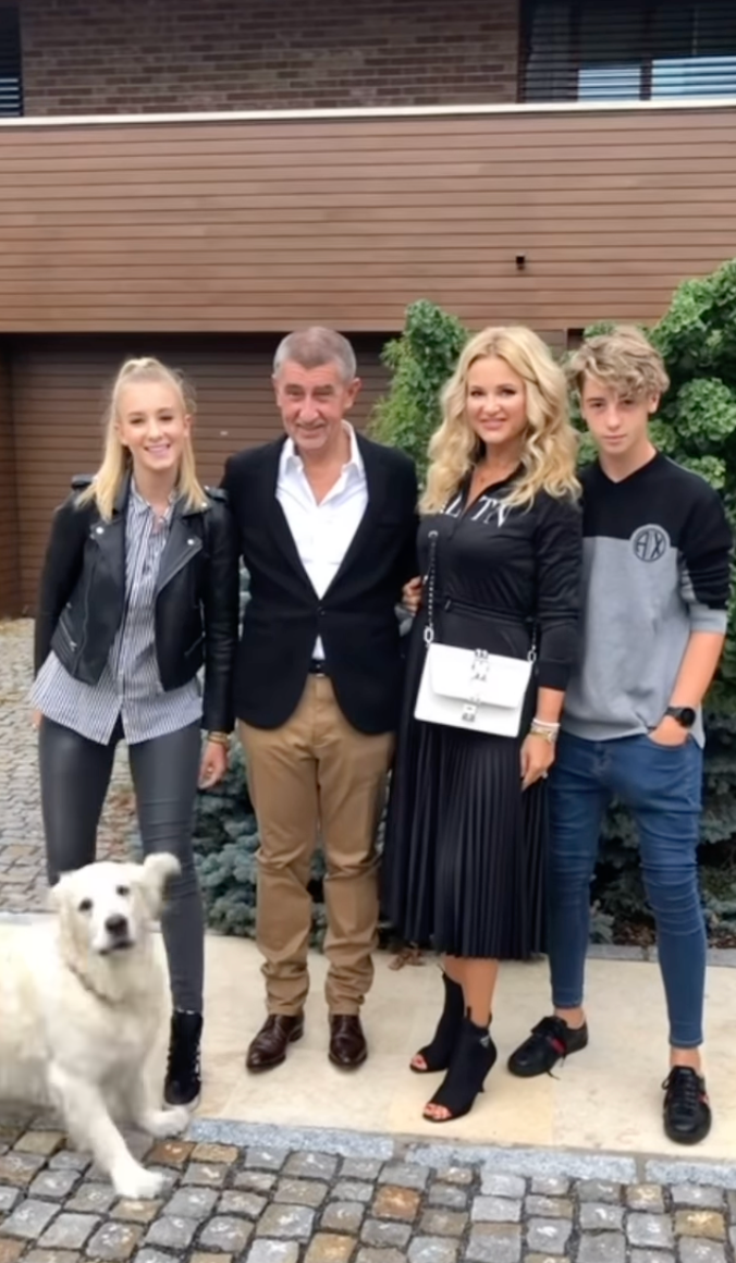 Monika Babišová smúti za fenkou Elinkou.