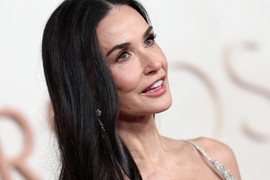 DEMI MUR IZGLEDA KAO MILION DOLARA, A DEKOLTE UBIJA! Smeši joj se PRVI OSKAR U KARIJERI, DOMINIRA I SELENA GOMEZ, nose veoma slična izdanja