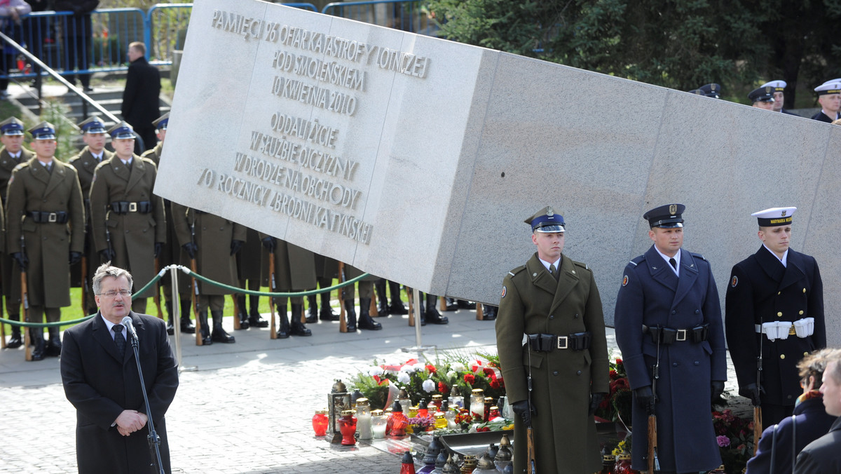 W Kwaterze Smoleńskiej na Wojskowych Powązkach, z udziałem przedstawicieli najwyższych władz, odbyła się przed południem uroczystość upamiętniająca pierwszą rocznicę katastrofy pod Smoleńskiem. Na początku uroczystości głos zabrał Bronisław Komorowski. Prezydent powiedział, że najpiękniejszym pomnikiem, jaki można by wystawić dla uczczenia pamięci ofiar katastrofy smoleńskiej, jest "pomnik wspólnoty" oraz kontynuowanie marzeń i pasji tych, którzy zginęli.