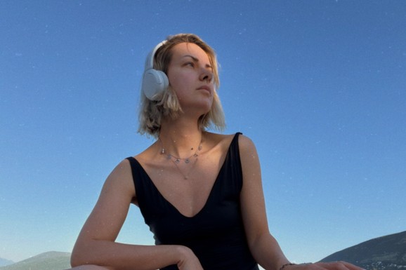 Pevačica (39) rodila četvoro dece, a podočnjake prekriva stikerima: "Mi žene i sva naša stanja u jednom danu" (FOTO)
