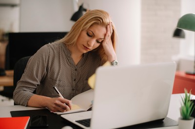 Już po 50 roku życia pracownicy mają prawo do tego świadczenia. Minimum 1800 złotych, a przeciętnie ponad 4300 złotych brutto