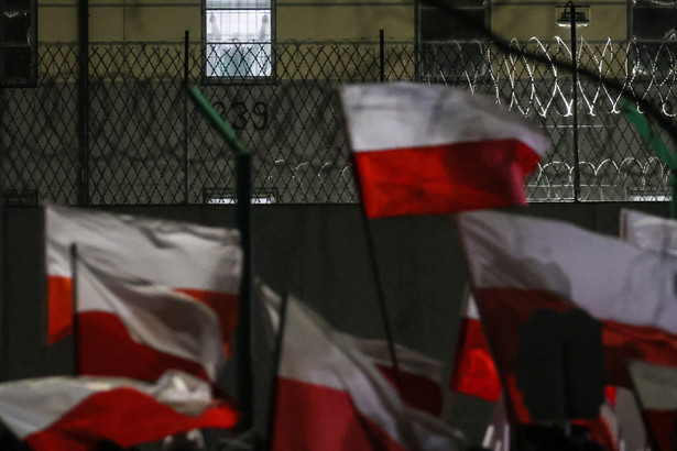 Przytuły Stare. Manifestacja przed zakładem karnym, gdzie przebywa Maciej Wąsik