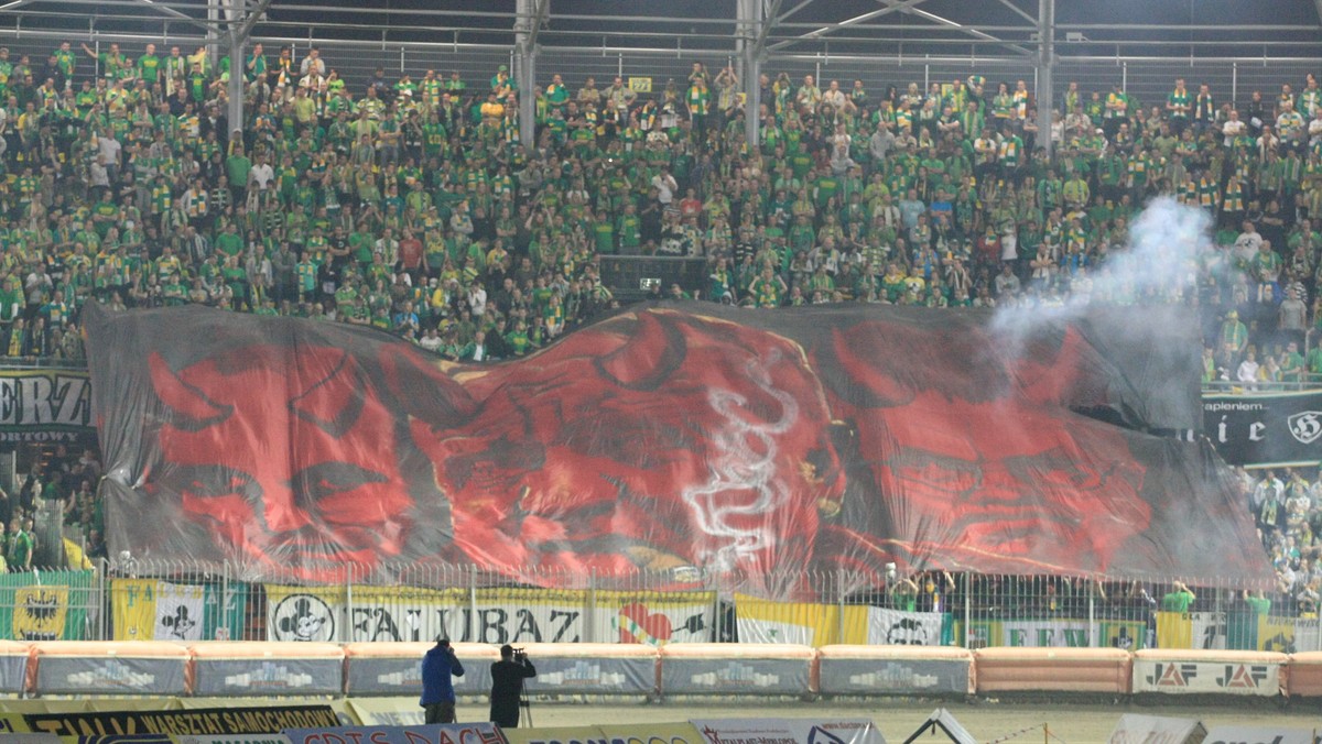 Zielonogórski Klub Żużlowy 9 czerwca rozpocznie sprzedaż wejściówek na rewanżowy mecz derbowy Speedway Ekstraligi z Caelum Stalą Gorzów. W dystrybucji nie ma biletów na trybunę "K" zajmowaną przez najwierniejszych fanów zielonogórskiego klubu. ZKŻ poinformował, iż w związku z pismem prezydenta Janusza Kubickiego, trybuna "K" nie będzie udostępniona dla kibiców na derbowe starcie z Caelum Stalą Gorzów.