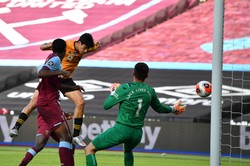 Fabiański dwa razy wyjmował piłkę z siatki. Sytuacja West Ham coraz trudniejsza