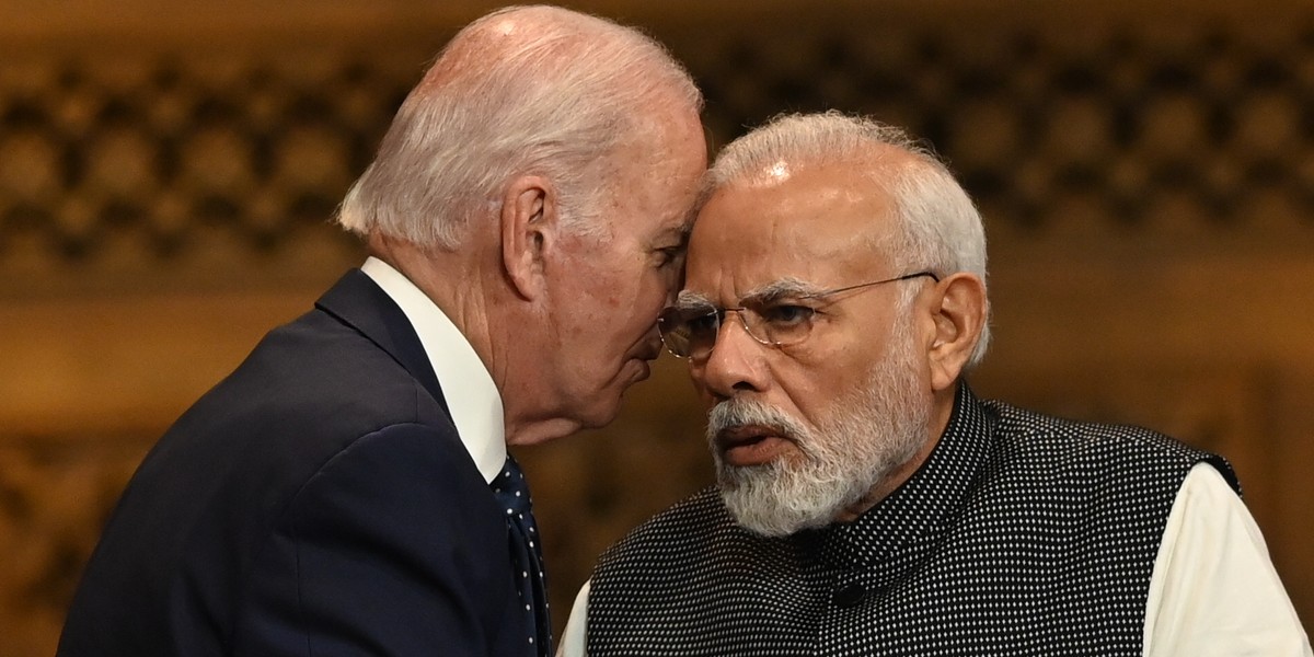 Prezydent USA Joe Biden rozmawia z premierem Indii Narendrą Modim podczas szczytu G20.