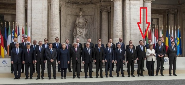 Dlaczego Beata Szydło w Rzymie stała z tyłu? Rozwikłaliśmy zagadkę