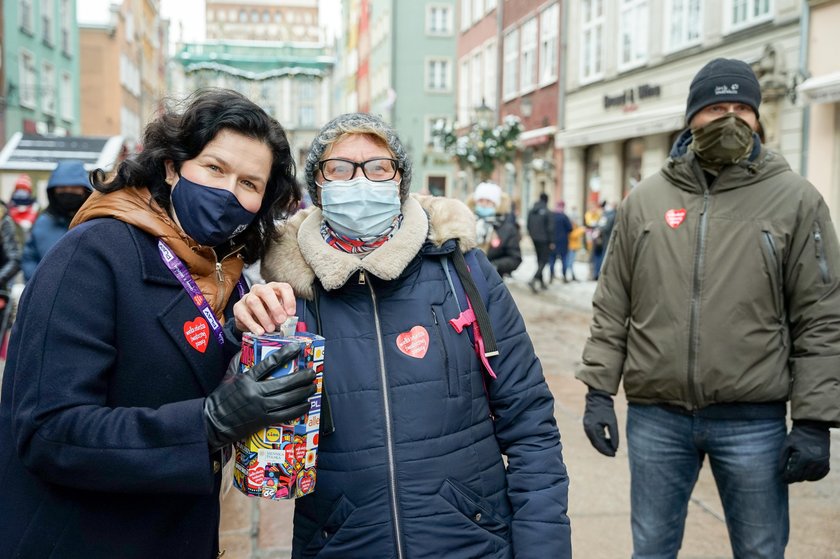 Aleksandra Dulkiewicz podczas zbiórki pieniędzy dla WOŚP na ul. Długiej.