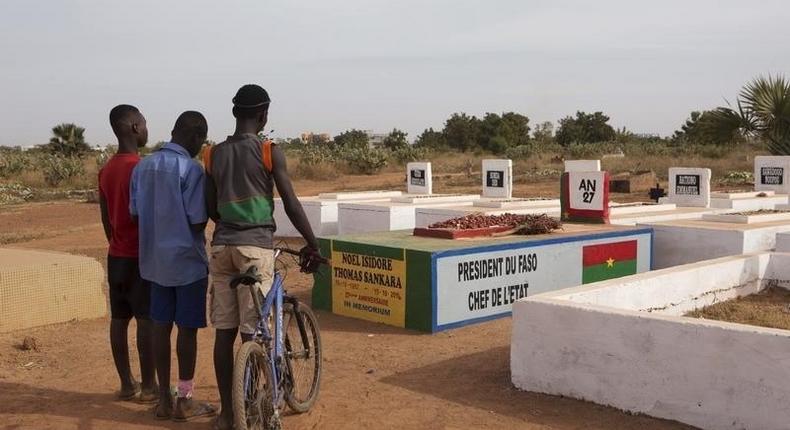 Boys stand next to the grave of former president Thomas Sankara in Ouagadougou, Burkina Faso, November 25, 2014. REUTERS/Joe Penney