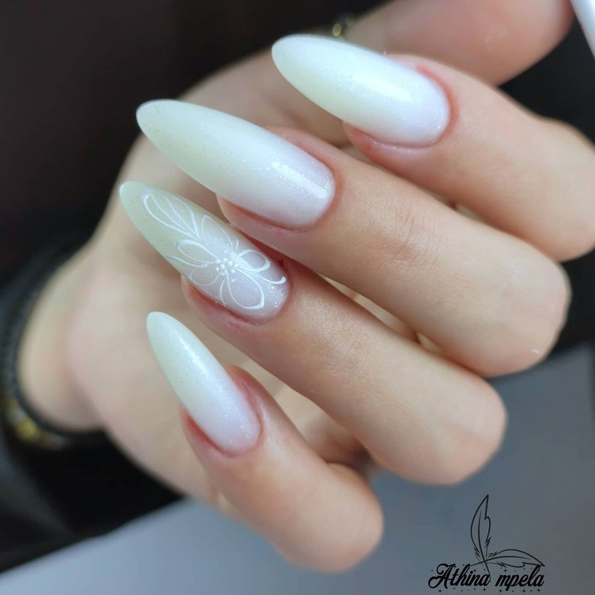 Le blanc, très populaire en été, laisse paraître la peau plus bronzée. 