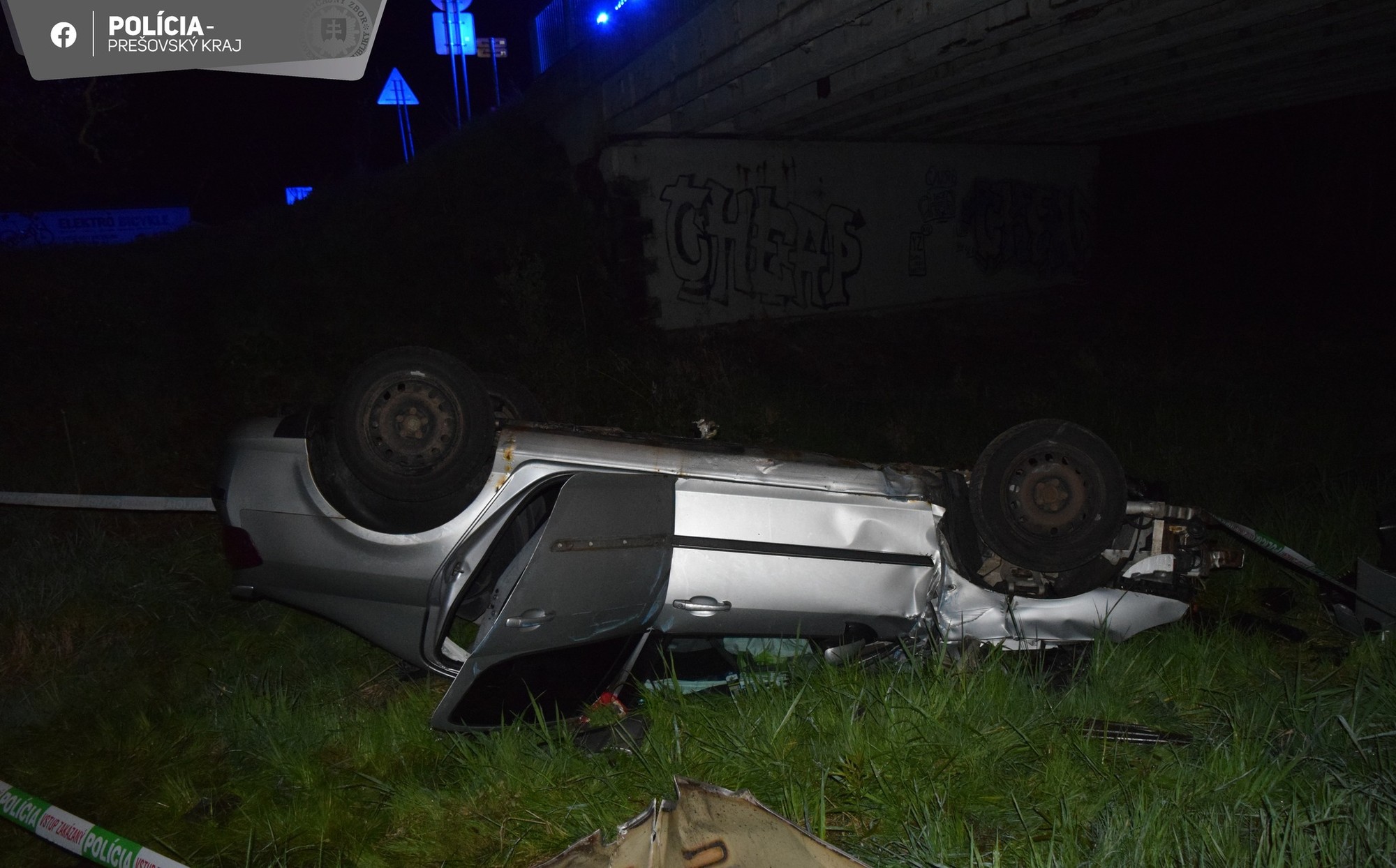 Mladík z Holumnice nezvládol riadenie a prevrátil auto na strechu.