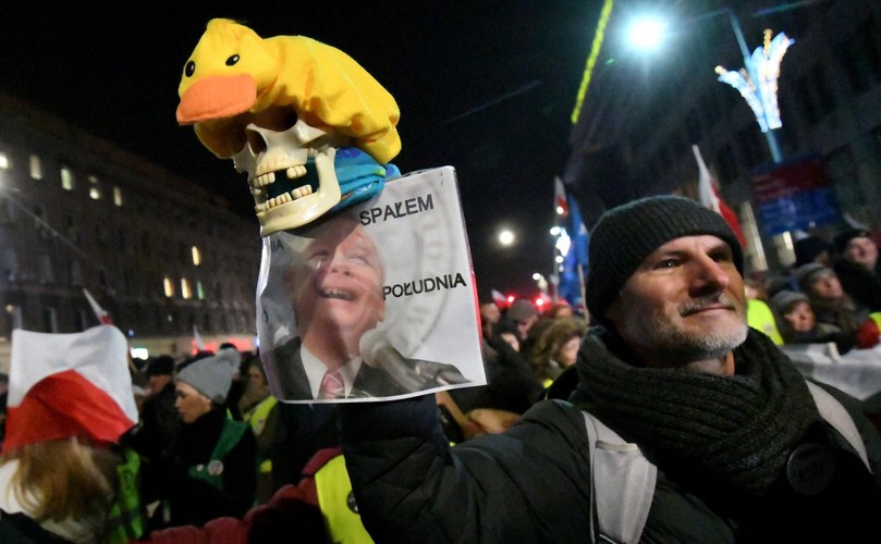 Marsz Komitetu Obrony Demokracji 'Stop Dewastacji Polski!' zorganizowany w 35. rocznicę wprowadzenia stanu wojennego