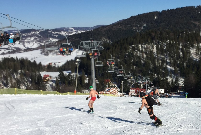 Półnadzy snowboardziści na stoku