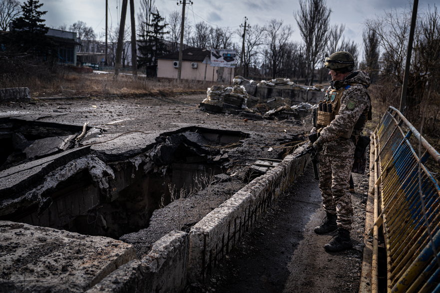 Ukraiński żołnierz patroluje okolice Wuhłedaru
