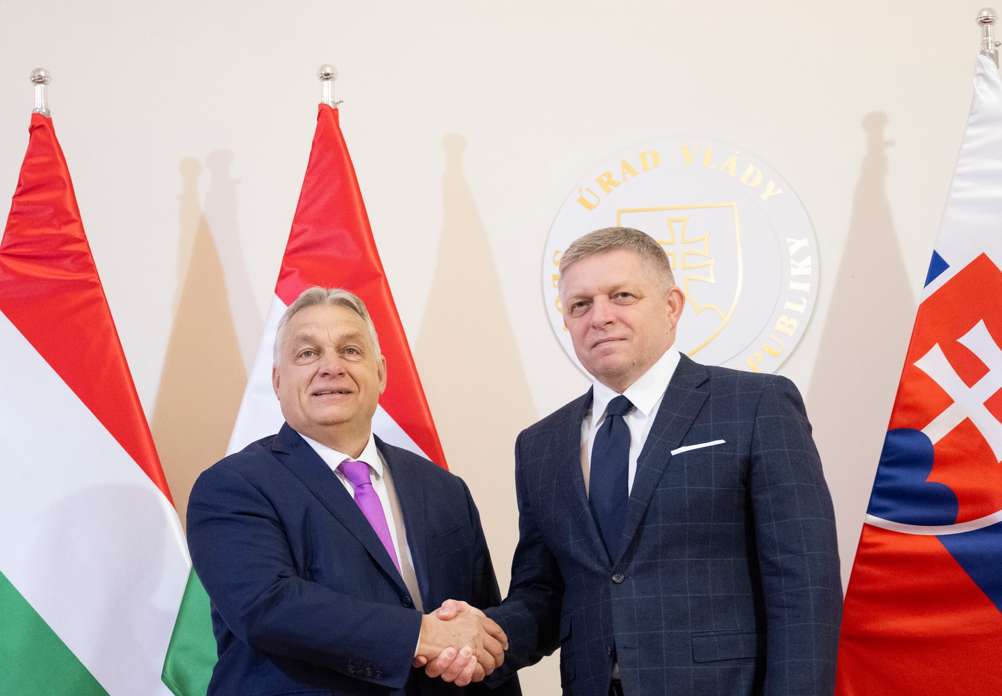 Zľava maďarský premiér Viktor Orbán a premiér SR Robert Fico (Smer-SD).