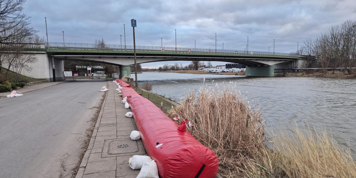 Już 28 grudnia sytuacja była trudna. Poziom wody w rzece Elbląg zbliżał się do stanu alarmowego, a służby pozostawały w stałej gotowości.