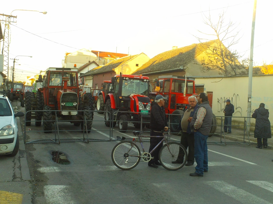 Policija je postavila ogradu u nastojanju da blokira put traktorima