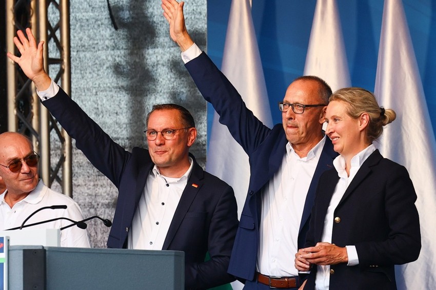 Zvaničnici AfD-a Tino Krupala, Jerg Urban i Alis Vajdel pozdravljaju pristalice na skupu u Drezdenu 29. avgusta 2024.