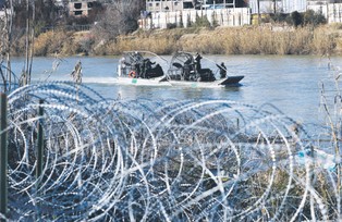 Teksas zabiera Bidena na rodeo. Migranci problemem w kampanii prezydenckiej