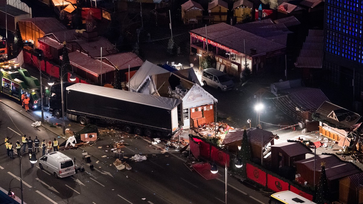 Polak, który zginął w Berlinie, został postrzelony przez zamachowca kilka godzin przed atakiem na jarmark bożonarodzeniowy. Wcześniej podawano, że polski kierowca zginął tuż przed lub w trakcie zamachu, a śmiertelne strzały padły w trakcie szamotaniny. O sprawie pisze niemiecki "Bild".