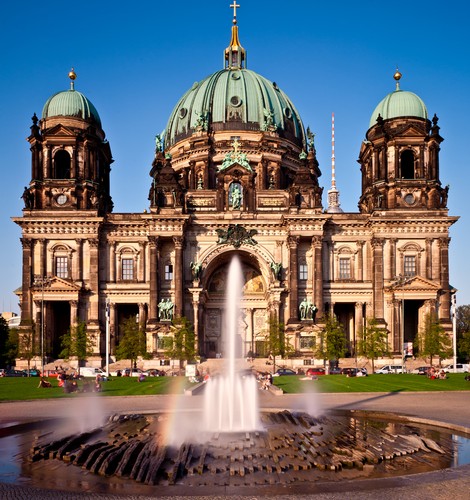 Berlin – stolica Zjednoczonych Niemiec jest nie tylko jednym z najchętniej odwiedzanych miast w Europie, ale należy do grona najtańszych. W porównaniu do Londynu, czy Paryża, za zakwaterowanie w Berlinie zapłacisz zdecydowanie mniej. Do tego warto pamiętać, o licznych i naprawdę niedrogich atrakcjach turystycznych. Licznych muzeach, wystawach, koncertach, restauracjach, barach oraz klubach, aby zastanowić się nad odwiedzeniem jednego z najbardziej dynamicznych miast w Europie – Berlina.