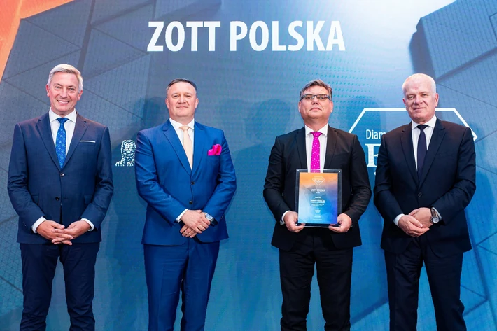 Zott Polska-wicelider rankingu Forbesa w województwie opolskim, wśród firm z przychodami powyżej 250 mln zł.  Wyróżnienie w imieniu firmy odebrali Rafał Rzepka, dyrektor zakładu oraz Michał Piłat dyrektor ds. sprzedaży. Laureatom gratulowali Paweł Zielewski, redaktor naczelny Forbes Polska i Artur Markowski, dyrektor regionalny ds. korporacyjnych region Opole, ING Bank Śląski