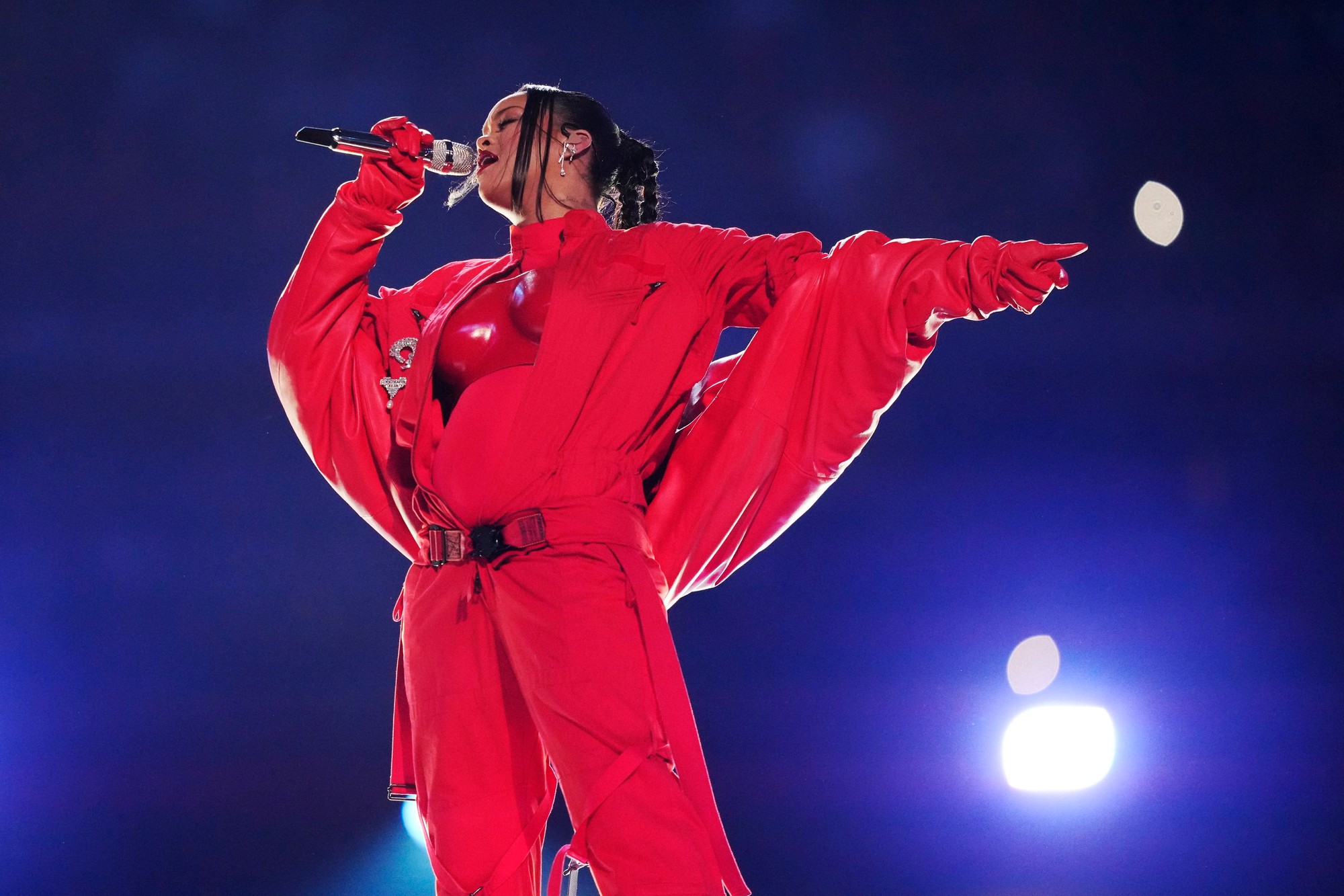 Speváčka Rihanna počas polčasovej prestávky na Super Bowle. 
