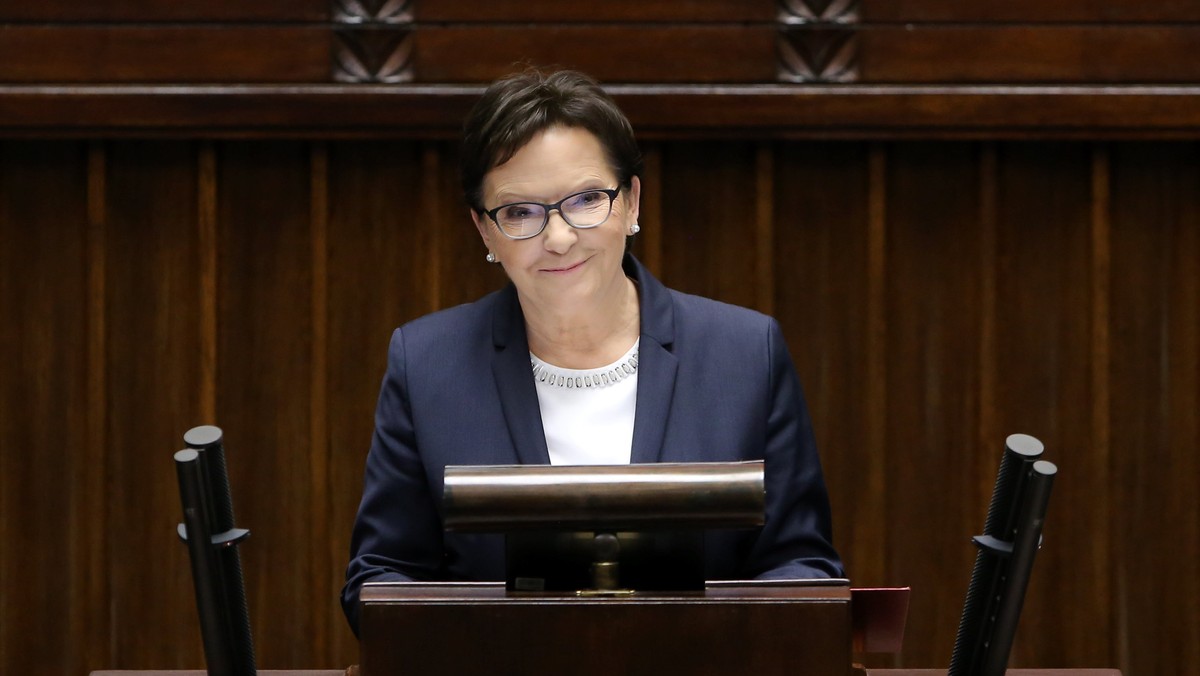 Elżbieta Witek (PiS) oceniła, że dzisiejsze przemówienie premier Kopacz było żenujące, to było straszenie i lekceważenie - mówiła. Zdaniem polityków Nowoczesnej przemowa ustępującej premier była agresywna, a w opinii klubu Ruch Kukiza'15 - nieodpowiednia do chwili. Wystąpienie premier dobrze ocenia PO i PSL.