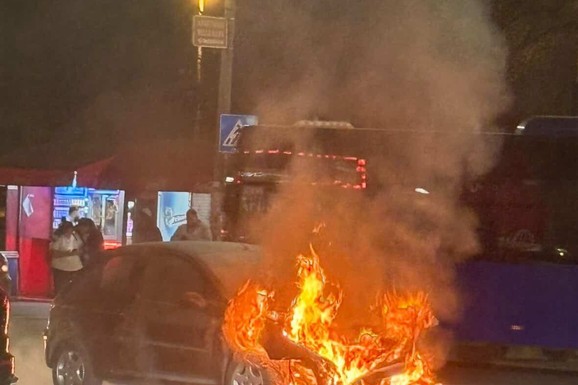 BUKTINJA GUTA AUTOMOBIL NA ALTINI Buknuo ogroman požar: Vozači, oprez!