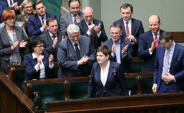 "Premier Beata Szydło i PiS dotrzymują danego słowa, dbamy o polską gospodarkę, dane GUS, to potwierdzają" - powiedziała Mazurek.