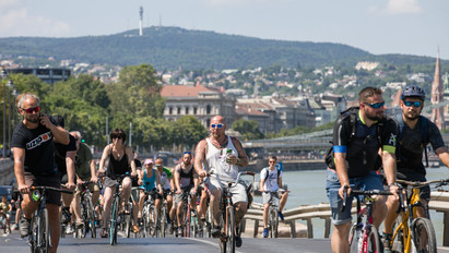Biciklisek lepték el Budapest belvárosát, mintegy 15 ezren voltak – fotók