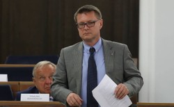 Senator KO ma COVID-19. Nie miał maseczki podczas obrad komisji. "Mądry Dunin po szkodzie"