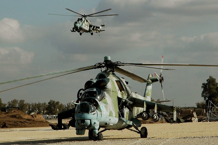 Jeśli zainteresowało Cię zestawienie najciekawszych faktów na temat MI-24 <a href='http://forsal.pl/galerie/794796,zdjecie,1,wojskowy-desant-nad-polska-amerykanie-i-kanadyjczycy-cwicza-na-pustyni-bledowskiej-zdjecia.html' target='_blank' style='color: blue'>obejrzyj także ćwiczenia armii USA i Kanady na Pustyni Błędowskiej>.