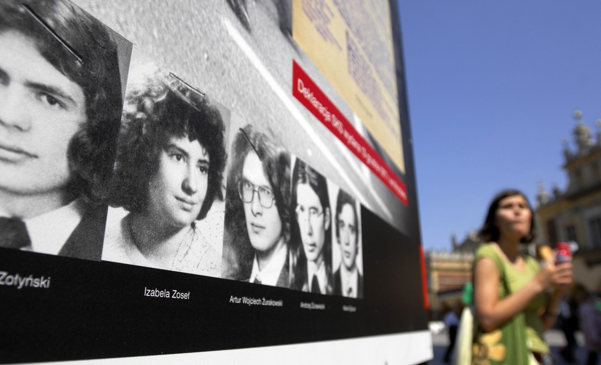 Wystawa " Bunt w imperium " zorganizowana przez zalozycieli ruchu Studencki Komitet Solidarnosci w 30. rocznice smierci Stanislawa Pyjasa