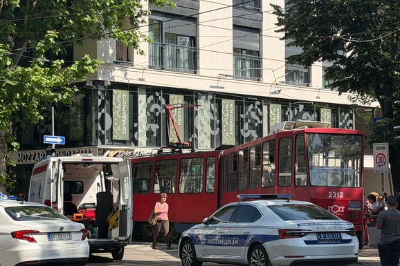 (FOTO, VIDEO) PUTNICI RAZBIJALI PROZORE I ISKAKALI, SVI SU VRIŠTALI! Dramatična vožnja u tramvaju koji je iskočio iz šina i zakucao se u zgradu na Dorćolu