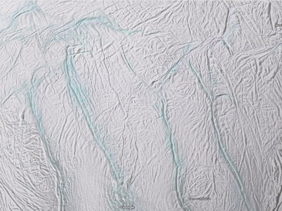 NASA cyklicznie fotografuje jego powierzchnię, a sondy kilkukrotnie przelatywały przez strumienie wody wystrzeliwane z bieguna południowego Enceladusa.