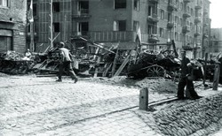 "Grałam na ich ślubie. Dwa dni później  ta młoda para zginęła w Pasażu Simonsa..."