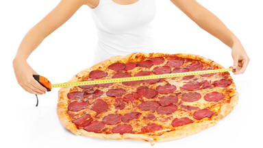 Zarabiasz najniższą krajową? W rok nie uzbierasz na najdroższą pizzę świata. Rekordy związane z pizzą