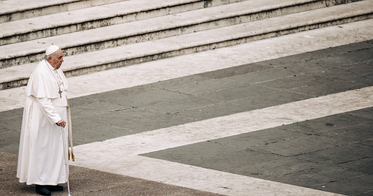 Pusty tron w Watykanie. Kto teraz sprawuje władzę w Kościele?