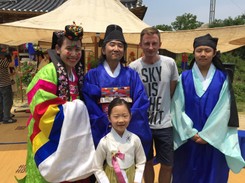 Ma 26 dni urlopu, urzędniczą pensję, a lata po świecie za grosze. Jak to robi 'Lotoholik'?