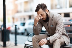 Zaskakujące wyniki raportu. Trzy kierunki studiów, po których zarobisz najmniej