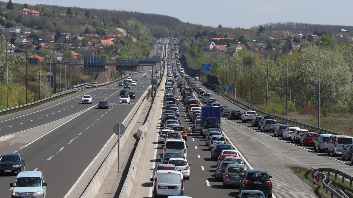 Kigyulladt egy kamion vezetőfülkéje az M3-ason