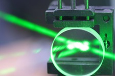 Jeden chip, dziesiątki laserów. Przełom w fotonice, który napędzi centra danych i AI