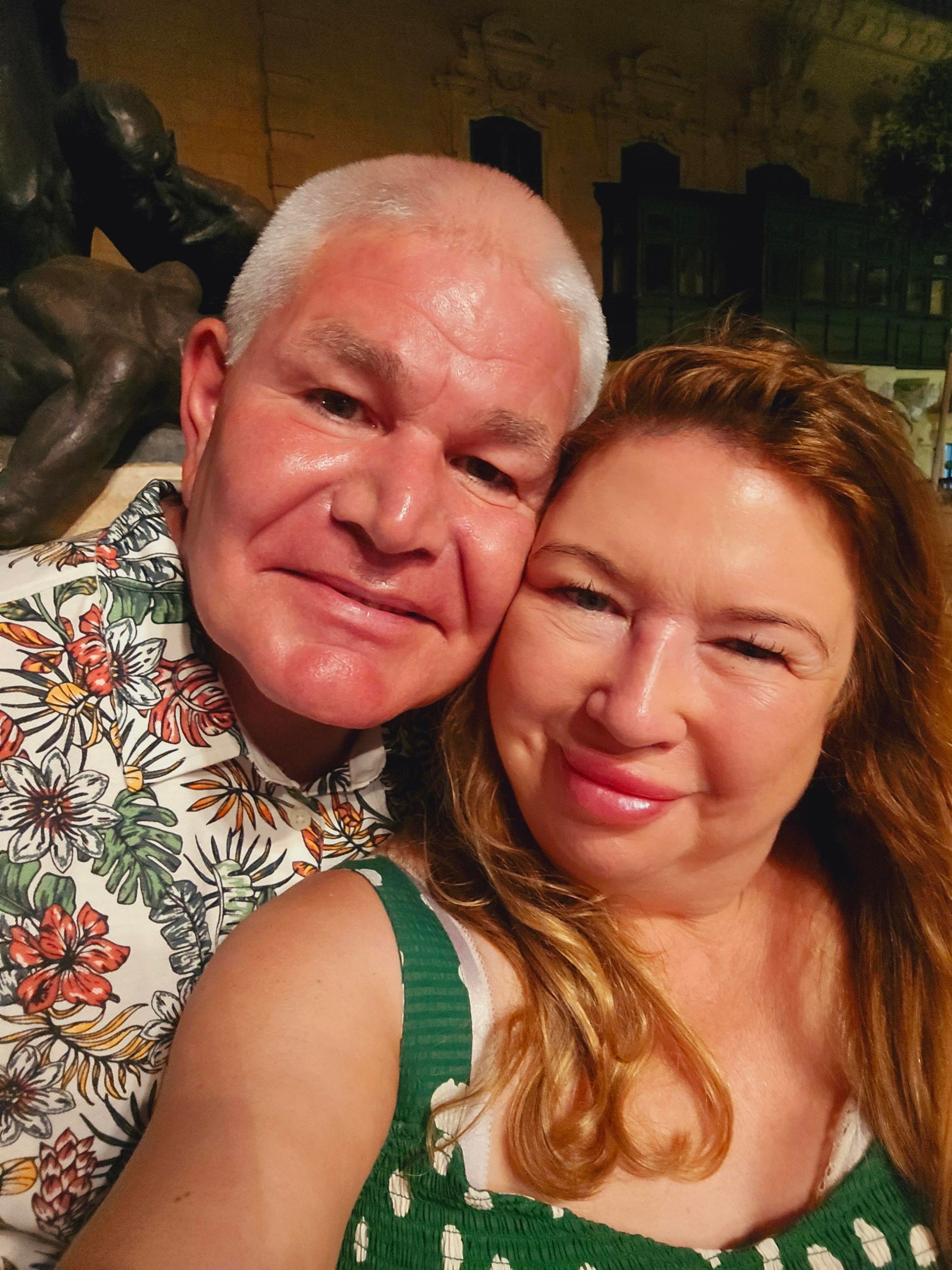 Elisabeth pomáhal jej partner Paul.