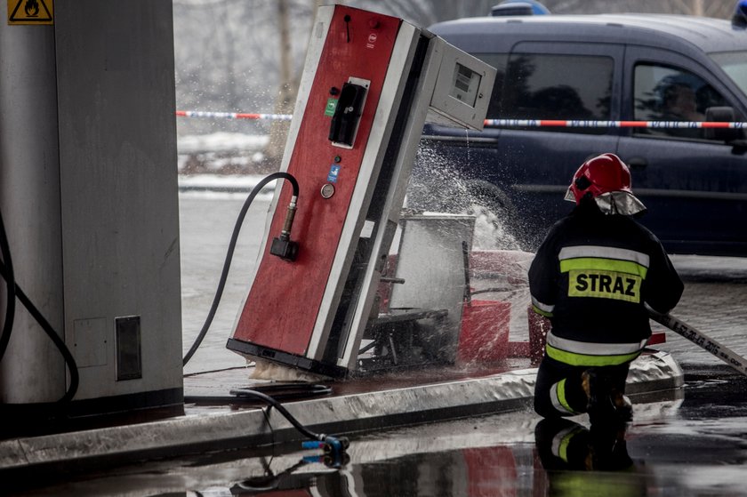 Auto wjechało w dystrybutor z gazem  na stacji paliw W Sosnowcu