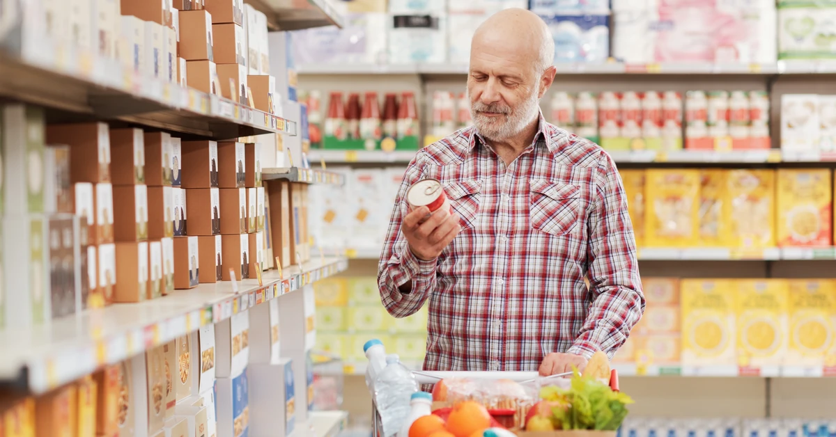 Tańsze zakupy dla seniorów. Zniżki w Lidlu, Carrefourze, Auchan, Kauflandzie i innych marketach. Mało kto o nich wie