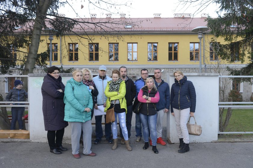 Protestujący rodzice uczniów podstawówki