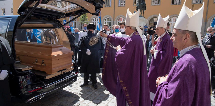 Pogrzeb ks. Georga Ratzingera bez udziału emerytowanego papieża. Osobisty sekretarz odczytał list